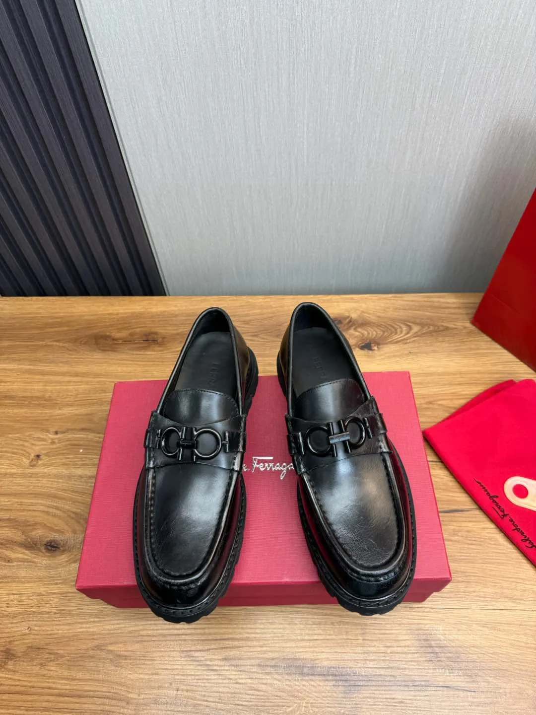 Men's shoes 💰880💰 Ferragamo. [Ferragamo] men's thick-soled loafers, the latest hot style, 1:1 original purchase quality, top quality, imported open-edge beaded cowhide leather on the upper, hand-made three-dimensional stitching highlights the round toe design, the inner foot pads are all imported cowhide, with original lightweight foam outsole, matching code 39-44, (38, 45 custom-made, non-refundable)